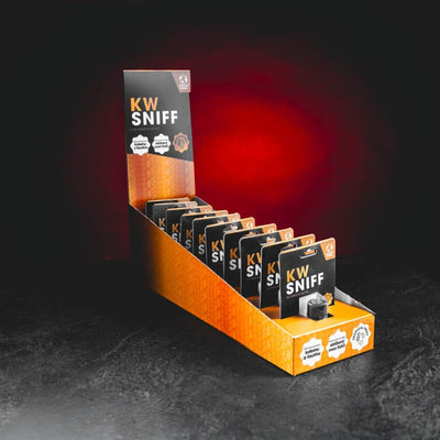 kratom world sniff snupaci kofein taurin mentol kratomworld prodej KW Sniff – energetický prášek v praktické skleněné lahvičce určený k aplikaci nosem. Obsahuje účinnou kombinaci kofeinu, taurinu a přírodního aroma pro rychlý nástup energie bez nutnosti pití kávy nebo energetických nápojů. Moderní doplněk pro okamžité povzbuzení ve chvílích únavy, ideální na cesty nebo do práce. Stylový design, diskrétní použití a silný efekt – KW Sniff přináší novou úroveň energie v kapesním balení. stojan tropical