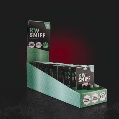 kratom world sniff snupaci kofein taurin mentol kratomworld prodej KW Sniff – energetický prášek v praktické skleněné lahvičce určený k aplikaci nosem. Obsahuje účinnou kombinaci kofeinu, taurinu a přírodního aroma pro rychlý nástup energie bez nutnosti pití kávy nebo energetických nápojů. Moderní doplněk pro okamžité povzbuzení ve chvílích únavy, ideální na cesty nebo do práce. Stylový design, diskrétní použití a silný efekt – KW Sniff přináší novou úroveň energie v kapesním balení. stojan