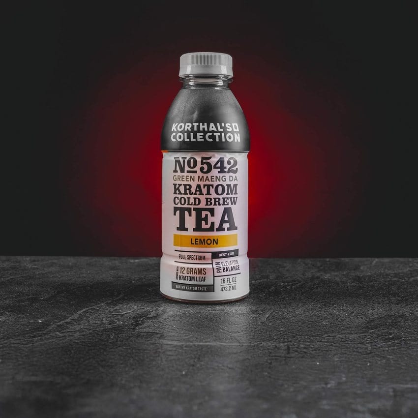 kratom world seltzer lemon tea čaj pití nápoj kratomworld prodej Kratom Cold Brew Tea 470 ml – osvěžující cold brew nápoj s citronovou šťávou a extraktem z Green nebo White Maeng Da kratomu, obsahující až 183 mg mitragyninu pro sběratelskou podporu energie, klidu a rovnováhy
