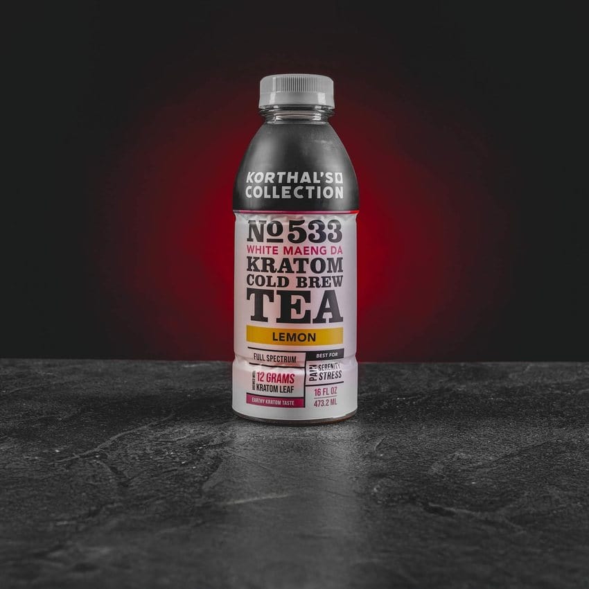 kratom world seltzer lemon tea čaj pití nápoj kratomworld prodej Kratom Cold Brew Tea 470 ml – osvěžující cold brew nápoj s citronovou šťávou a extraktem z Green nebo White Maeng Da kratomu, obsahující až 183 mg mitragyninu pro sběratelskou podporu energie, klidu a rovnováhy