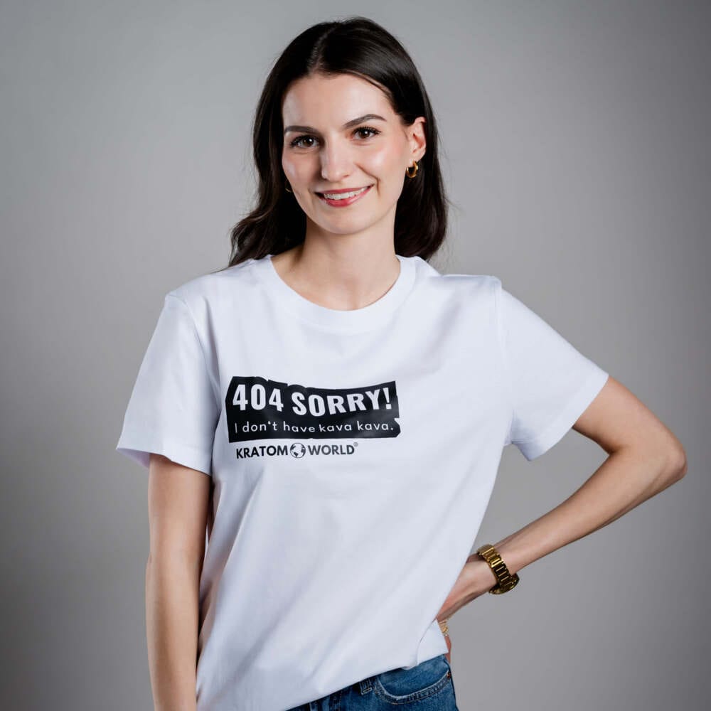 Dámské tričko Kratom World s motivem sorry I don’t have kava kava – originální merch pro milovníky kratomu a fanoušky značky Kratom World, stylový streetwear design s výrazným potiskem, pohodlné tričko pro každodenní nošení, ideální do města, na eventy i jako sběratelský kousek pro komunitu kolem kratomu