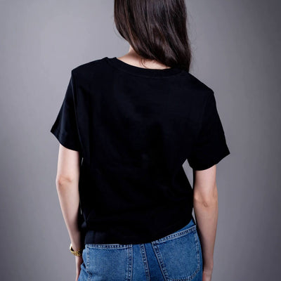 Dámské tričko Kratom World s motivem damn bro, go buy KAVA KAVA – originální merch pro milovníky kratomu a fanoušky značky Kratom World, stylový streetwear design s výrazným potiskem, pohodlné tričko pro každodenní nošení, ideální do města, na eventy i jako sběratelský kousek pro komunitu kolem kratomu back-black