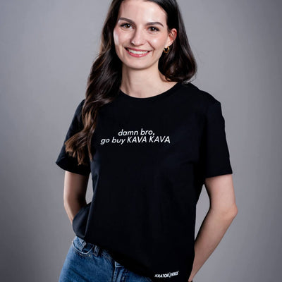 Dámské tričko Kratom World s motivem damn bro, go buy KAVA KAVA – originální merch pro milovníky kratomu a fanoušky značky Kratom World, stylový streetwear design s výrazným potiskem, pohodlné tričko pro každodenní nošení, ideální do města, na eventy i jako sběratelský kousek pro komunitu kolem kratomu-black