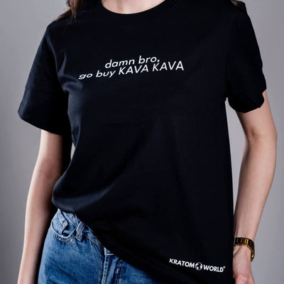 Dámské tričko Kratom World s motivem damn bro, go buy KAVA KAVA – originální merch pro milovníky kratomu a fanoušky značky Kratom World, stylový streetwear design s výrazným potiskem, pohodlné tričko pro každodenní nošení, ideální do města, na eventy i jako sběratelský kousek pro komunitu kolem kratomu logo detail-black