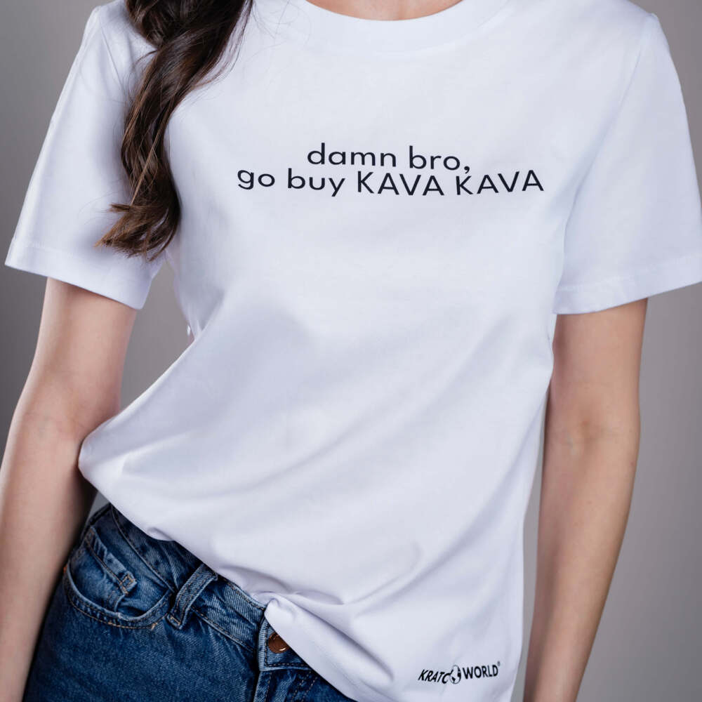 Dámské tričko Kratom World s motivem damn bro, go buy KAVA KAVA – originální merch pro milovníky kratomu a fanoušky značky Kratom World, stylový streetwear design s výrazným potiskem, pohodlné tričko pro každodenní nošení, ideální do města, na eventy i jako sběratelský kousek pro komunitu kolem kratomu logo detail