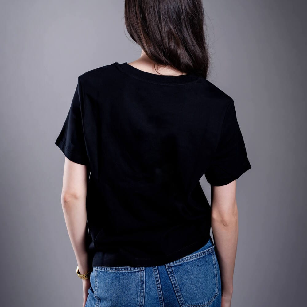 Dámské tričko Kratom World s motivem Damn bro go buy kratom – originální merch pro milovníky kratomu a fanoušky značky Kratom World, stylový streetwear design s výrazným potiskem, pohodlné tričko pro každodenní nošení, ideální do města, na eventy i jako sběratelský kousek pro komunitu kolem kratomu back-black