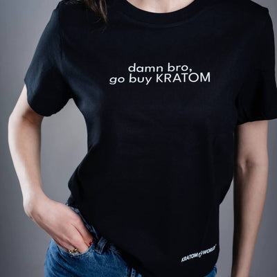 Dámské tričko Kratom World s motivem Damn bro go buy kratom – originální merch pro milovníky kratomu a fanoušky značky Kratom World, stylový streetwear design s výrazným potiskem, pohodlné tričko pro každodenní nošení, ideální do města, na eventy i jako sběratelský kousek pro komunitu kolem kratomu close up-black