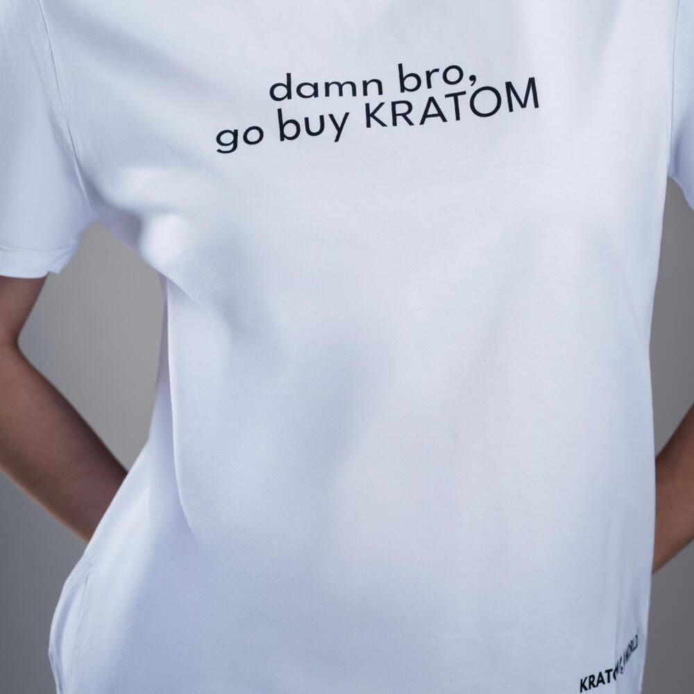 Dámské tričko Kratom World s motivem Damn bro go buy kratom – originální merch pro milovníky kratomu a fanoušky značky Kratom World, stylový streetwear design s výrazným potiskem, pohodlné tričko pro každodenní nošení, ideální do města, na eventy i jako sběratelský kousek pro komunitu kolem kratomu close up