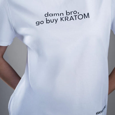Dámské tričko Kratom World s motivem Damn bro go buy kratom – originální merch pro milovníky kratomu a fanoušky značky Kratom World, stylový streetwear design s výrazným potiskem, pohodlné tričko pro každodenní nošení, ideální do města, na eventy i jako sběratelský kousek pro komunitu kolem kratomu close up