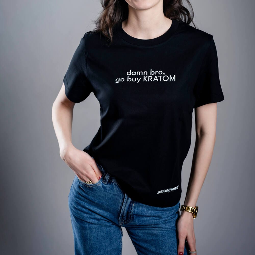 Dámské tričko Kratom World s motivem Damn bro go buy kratom – originální merch pro milovníky kratomu a fanoušky značky Kratom World, stylový streetwear design s výrazným potiskem, pohodlné tričko pro každodenní nošení, ideální do města, na eventy i jako sběratelský kousek pro komunitu kolem kratomu logo detail-black