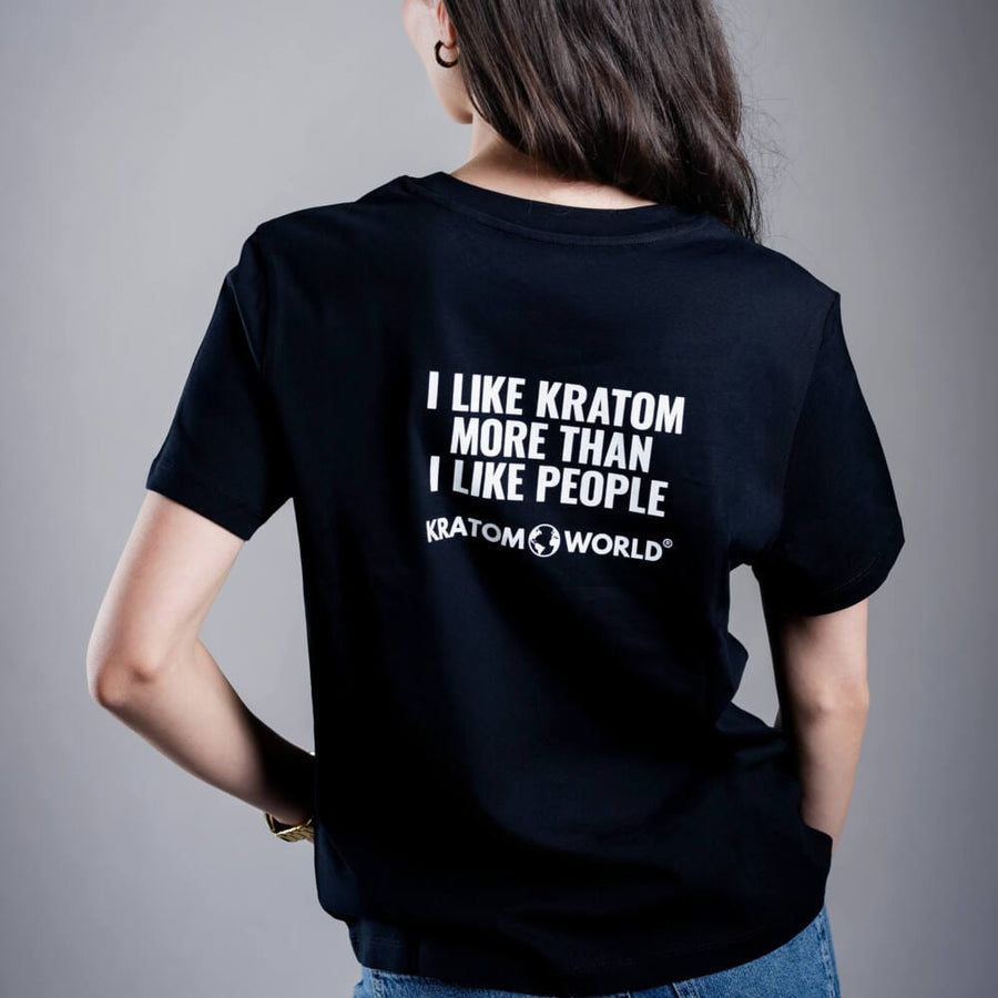 Dámské tričko Kratom World s motivem I like Kratom more than I like people.“ – originální merch pro milovníky kratomu a fanoušky značky Kratom World, stylový streetwear design s výrazným potiskem, pohodlné tričko pro každodenní nošení, ideální do města, na eventy i jako sběratelský kousek pro komunitu kolem kratomu back-black