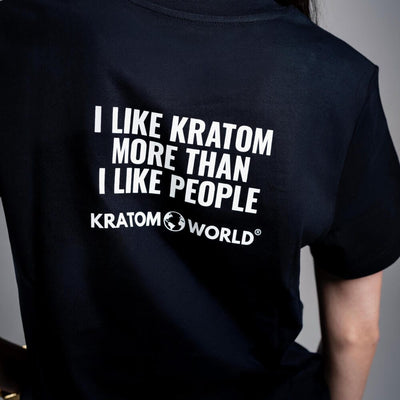 Dámské tričko Kratom World s motivem I like Kratom more than I like people.“ – originální merch pro milovníky kratomu a fanoušky značky Kratom World, stylový streetwear design s výrazným potiskem, pohodlné tričko pro každodenní nošení, ideální do města, na eventy i jako sběratelský kousek pro komunitu kolem kratomu close up-black