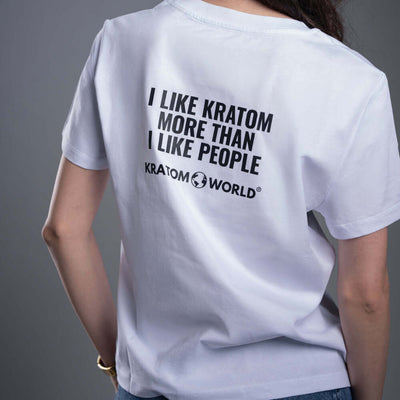 Dámské tričko Kratom World s motivem I like Kratom more than I like people.“ – originální merch pro milovníky kratomu a fanoušky značky Kratom World, stylový streetwear design s výrazným potiskem, pohodlné tričko pro každodenní nošení, ideální do města, na eventy i jako sběratelský kousek pro komunitu kolem kratomu close up
