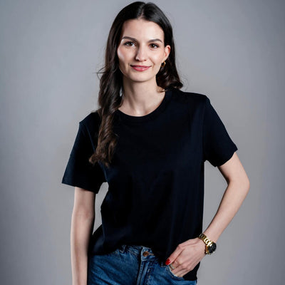 Dámské tričko Kratom World s motivem I like Kratom more than I like people.“ – originální merch pro milovníky kratomu a fanoušky značky Kratom World, stylový streetwear design s výrazným potiskem, pohodlné tričko pro každodenní nošení, ideální do města, na eventy i jako sběratelský kousek pro komunitu kolem kratomu-black