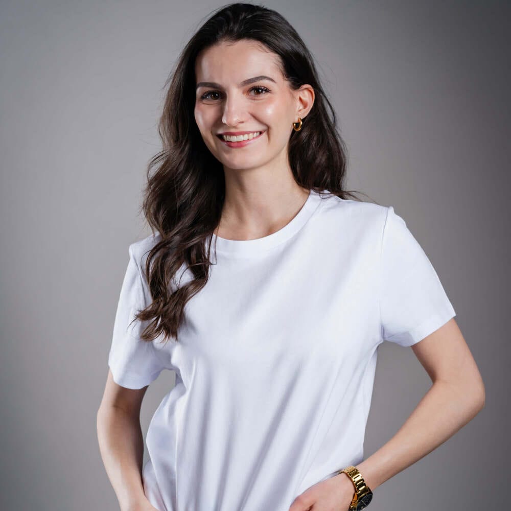 Dámské tričko Kratom World s motivem I like Kratom more than I like people.“ – originální merch pro milovníky kratomu a fanoušky značky Kratom World, stylový streetwear design s výrazným potiskem, pohodlné tričko pro každodenní nošení, ideální do města, na eventy i jako sběratelský kousek pro komunitu kolem kratomu logo detail