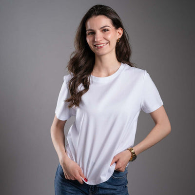 Dámské tričko Kratom World s motivem I like Kratom more than I like people.“ – originální merch pro milovníky kratomu a fanoušky značky Kratom World, stylový streetwear design s výrazným potiskem, pohodlné tričko pro každodenní nošení, ideální do města, na eventy i jako sběratelský kousek pro komunitu kolem kratomu