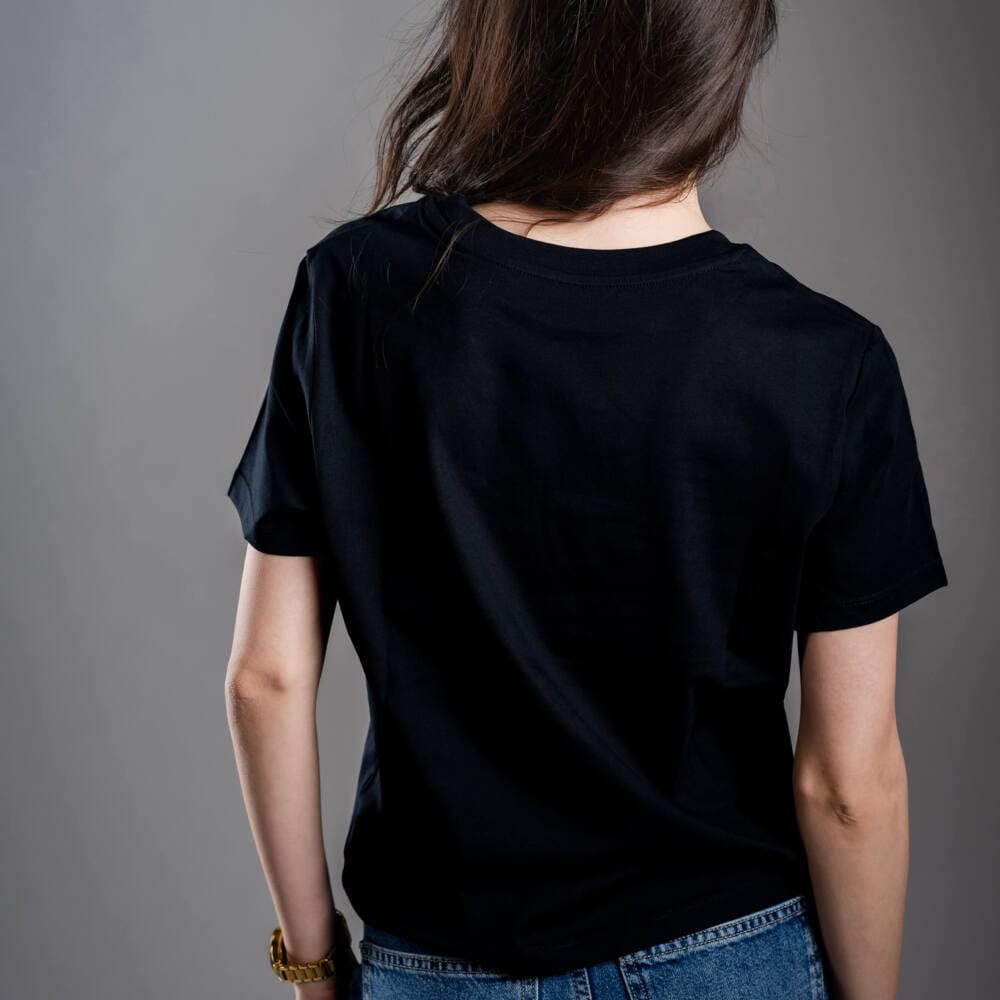 Dámské tričko Kratom World s motivem „Kratom – The Natural Way.“ – originální merch pro milovníky kratomu a fanoušky značky Kratom World, stylový streetwear design s výrazným potiskem, pohodlné tričko pro každodenní nošení, ideální do města, na eventy i jako sběratelský kousek pro komunitu kolem kratomu back-black