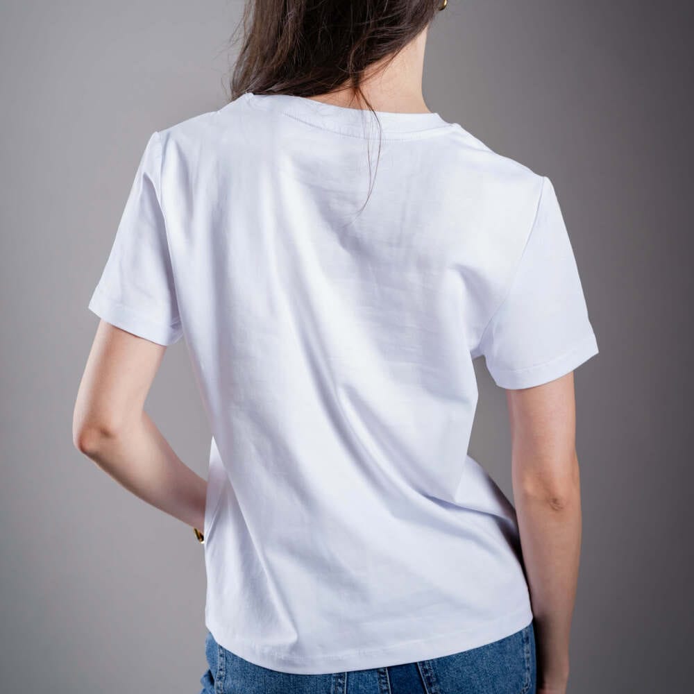 Dámské tričko Kratom World s motivem „Kratom – The Natural Way.“ – originální merch pro milovníky kratomu a fanoušky značky Kratom World, stylový streetwear design s výrazným potiskem, pohodlné tričko pro každodenní nošení, ideální do města, na eventy i jako sběratelský kousek pro komunitu kolem kratomu back