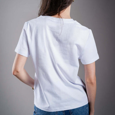 Dámské tričko Kratom World s motivem „Kratom – The Natural Way.“ – originální merch pro milovníky kratomu a fanoušky značky Kratom World, stylový streetwear design s výrazným potiskem, pohodlné tričko pro každodenní nošení, ideální do města, na eventy i jako sběratelský kousek pro komunitu kolem kratomu back