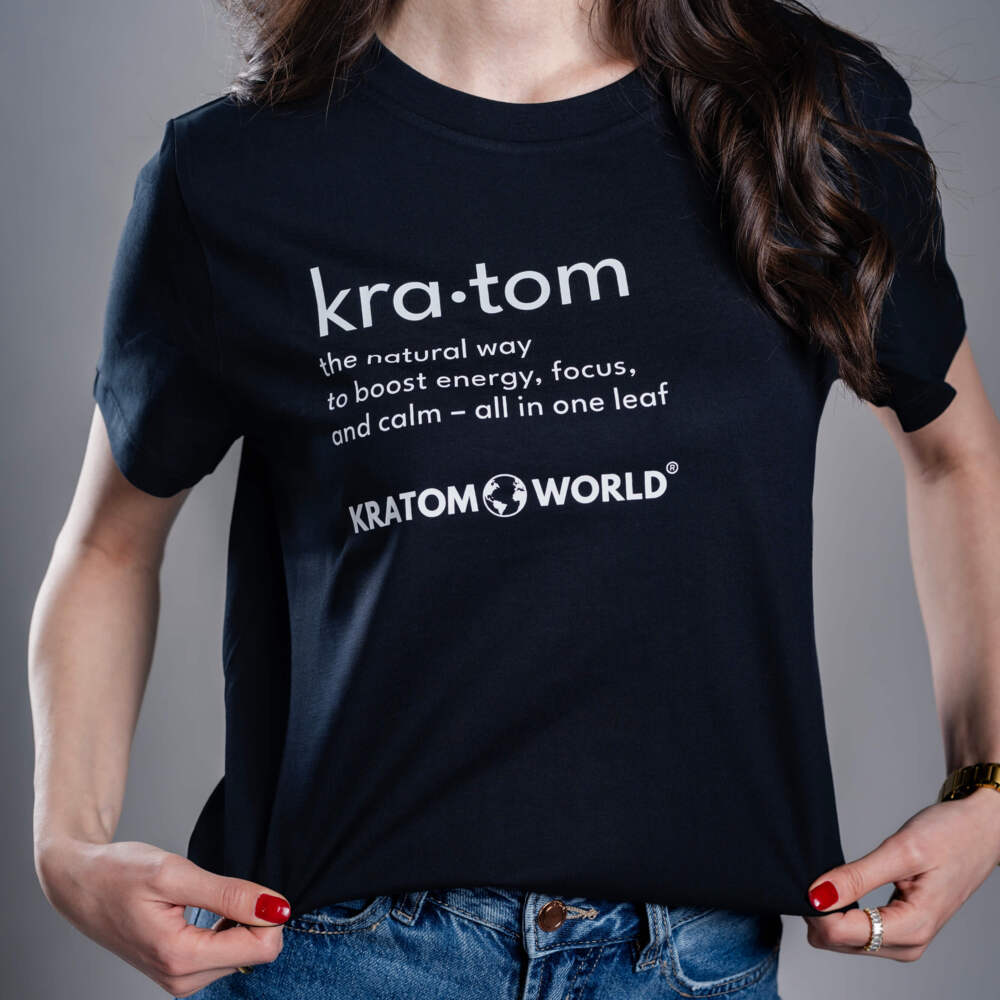 Dámské tričko Kratom World s motivem „Kratom – The Natural Way.“ – originální merch pro milovníky kratomu a fanoušky značky Kratom World, stylový streetwear design s výrazným potiskem, pohodlné tričko pro každodenní nošení, ideální do města, na eventy i jako sběratelský kousek pro komunitu kolem kratomu close up-black