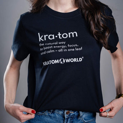 Dámské tričko Kratom World s motivem „Kratom – The Natural Way.“ – originální merch pro milovníky kratomu a fanoušky značky Kratom World, stylový streetwear design s výrazným potiskem, pohodlné tričko pro každodenní nošení, ideální do města, na eventy i jako sběratelský kousek pro komunitu kolem kratomu close up-black