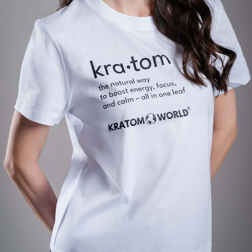 Dámské tričko Kratom World s motivem „Kratom – The Natural Way.“ – originální merch pro milovníky kratomu a fanoušky značky Kratom World, stylový streetwear design s výrazným potiskem, pohodlné tričko pro každodenní nošení, ideální do města, na eventy i jako sběratelský kousek pro komunitu kolem kratomu close up