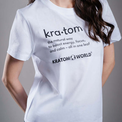 Dámské tričko Kratom World s motivem „Kratom – The Natural Way.“ – originální merch pro milovníky kratomu a fanoušky značky Kratom World, stylový streetwear design s výrazným potiskem, pohodlné tričko pro každodenní nošení, ideální do města, na eventy i jako sběratelský kousek pro komunitu kolem kratomu close up