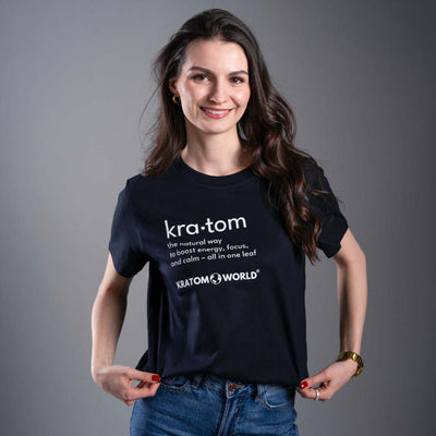 Dámské tričko Kratom World s motivem „Kratom – The Natural Way.“ – originální merch pro milovníky kratomu a fanoušky značky Kratom World, stylový streetwear design s výrazným potiskem, pohodlné tričko pro každodenní nošení, ideální do města, na eventy i jako sběratelský kousek pro komunitu kolem kratomu-black
