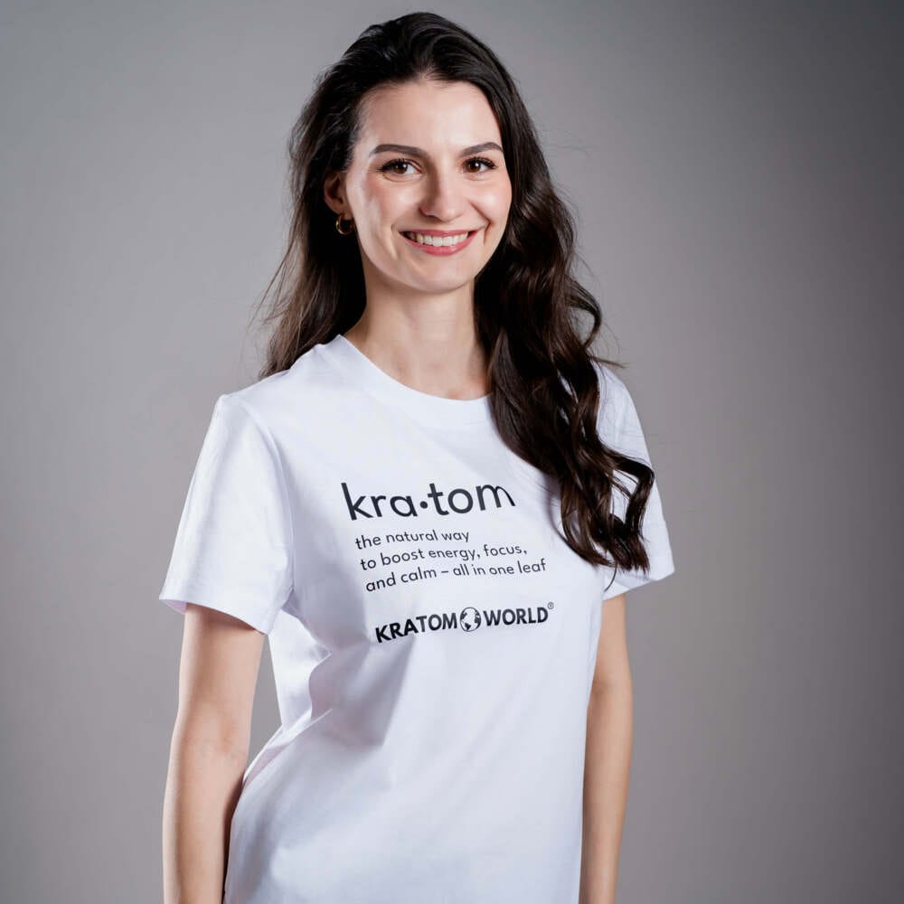 Dámské tričko Kratom World s motivem „Kratom – The Natural Way.“ – originální merch pro milovníky kratomu a fanoušky značky Kratom World, stylový streetwear design s výrazným potiskem, pohodlné tričko pro každodenní nošení, ideální do města, na eventy i jako sběratelský kousek pro komunitu kolem kratomu