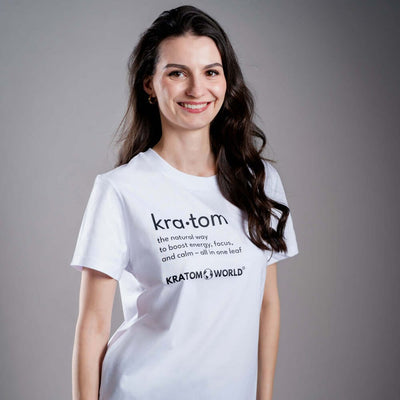 Dámské tričko Kratom World s motivem „Kratom – The Natural Way.“ – originální merch pro milovníky kratomu a fanoušky značky Kratom World, stylový streetwear design s výrazným potiskem, pohodlné tričko pro každodenní nošení, ideální do města, na eventy i jako sběratelský kousek pro komunitu kolem kratomu