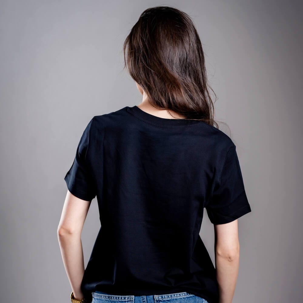 Dámské tričko Kratom World s motivem Kratom Verified – originální merch pro milovníky kratomu a fanoušky značky Kratom World, stylový streetwear design s výrazným potiskem, pohodlné tričko pro každodenní nošení, ideální do města, na eventy i jako sběratelský kousek pro komunitu kolem kratomu back-black