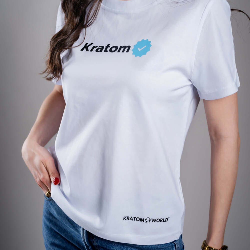 Dámské tričko Kratom World s motivem Kratom Verified – originální merch pro milovníky kratomu a fanoušky značky Kratom World, stylový streetwear design s výrazným potiskem, pohodlné tričko pro každodenní nošení, ideální do města, na eventy i jako sběratelský kousek pro komunitu kolem kratomu close up