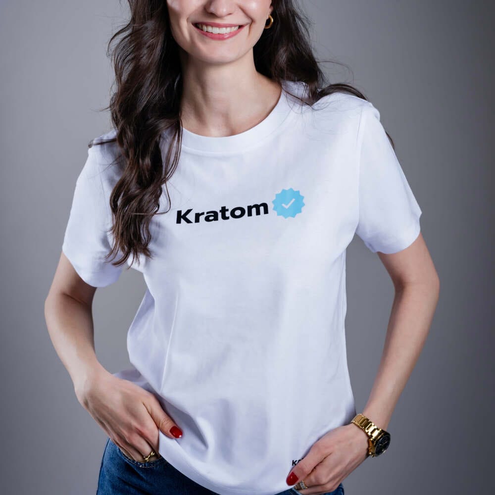 Dámské tričko Kratom World s motivem „Kratom Verified – originální merch pro milovníky kratomu a fanoušky značky Kratom World, stylový streetwear design s výrazným potiskem, pohodlné tričko pro každodenní nošení, ideální do města, na eventy i jako sběratelský kousek pro komunitu kolem kratomu logo detail