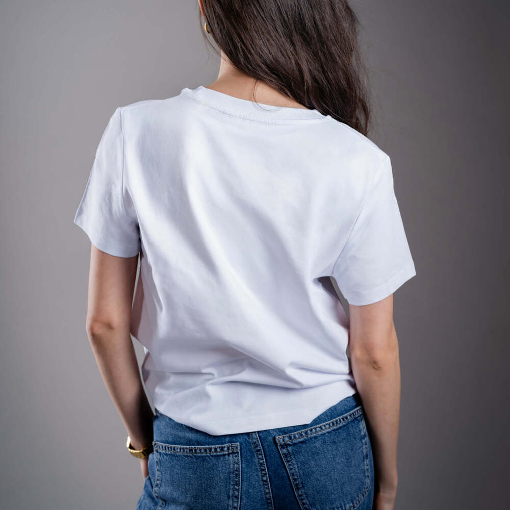 Dámské tričko Kratom World s motivem „Me? On Kratom? Never.“ – originální merch pro milovníky kratomu a fanoušky značky Kratom World, stylový streetwear design s výrazným potiskem, pohodlné tričko pro každodenní nošení, ideální do města, na eventy i jako sběratelský kousek pro komunitu kolem kratomu back