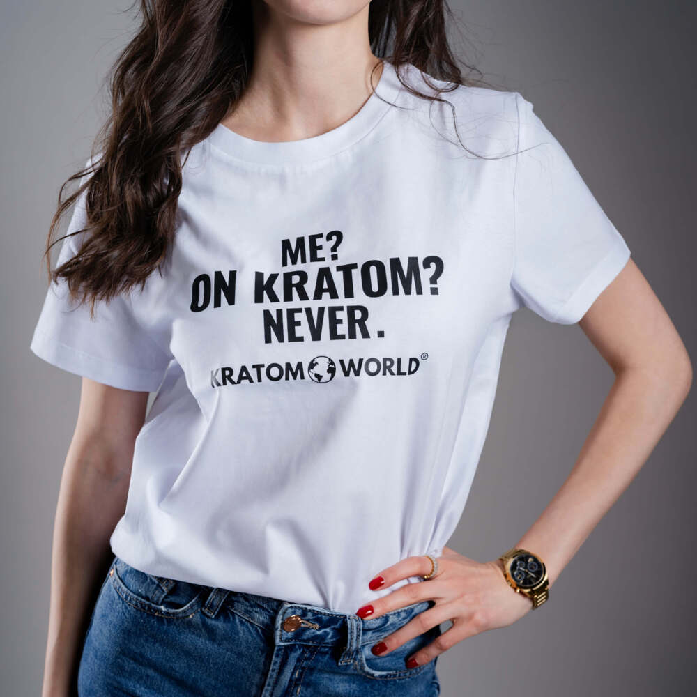 Dámské tričko Kratom World s motivem „Me? On Kratom? Never.“ – originální merch pro milovníky kratomu a fanoušky značky Kratom World, stylový streetwear design s výrazným potiskem, pohodlné tričko pro každodenní nošení, ideální do města, na eventy i jako sběratelský kousek pro komunitu kolem kratomu close up