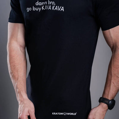 Pánské tričko Kratom World s motivem damn bro, go buy KAVA KAVA – originální merch pro milovníky kratomu a fanoušky značky Kratom World, stylový streetwear design s výrazným potiskem, pohodlné tričko pro každodenní nošení, ideální do města, na eventy i jako sběratelský kousek pro komunitu kolem kratomu close up-black