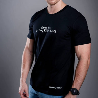 Pánské tričko Kratom World s motivem damn bro, go buy KAVA KAVA – originální merch pro milovníky kratomu a fanoušky značky Kratom World, stylový streetwear design s výrazným potiskem, pohodlné tričko pro každodenní nošení, ideální do města, na eventy i jako sběratelský kousek pro komunitu kolem kratomu logo detail-black