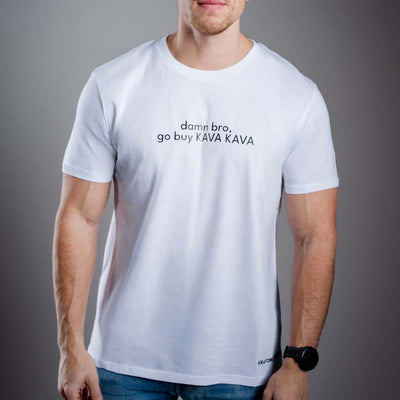 Pánské tričko Kratom World s motivem damn bro, go buy KAVA KAVA – originální merch pro milovníky kratomu a fanoušky značky Kratom World, stylový streetwear design s výrazným potiskem, pohodlné tričko pro každodenní nošení, ideální do města, na eventy i jako sběratelský kousek pro komunitu kolem kratomu