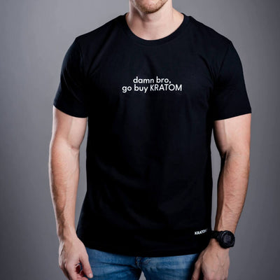 Pánské tričko Kratom World s motivem Damn bro go buy kratom – originální merch pro milovníky kratomu a fanoušky značky Kratom World, stylový streetwear design s výrazným potiskem, pohodlné tričko pro každodenní nošení, ideální do města, na eventy i jako sběratelský kousek pro komunitu kolem kratomu-black