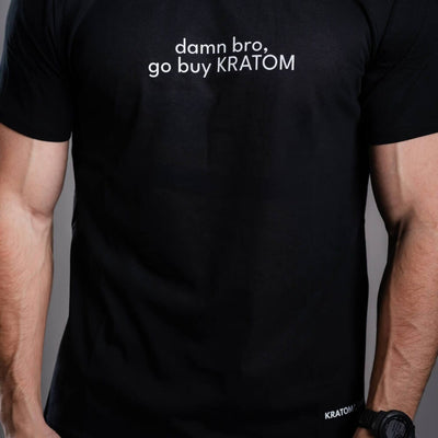 Pánské tričko Kratom World s motivem Damn bro go buy kratom – originální merch pro milovníky kratomu a fanoušky značky Kratom World, stylový streetwear design s výrazným potiskem, pohodlné tričko pro každodenní nošení, ideální do města, na eventy i jako sběratelský kousek pro komunitu kolem kratomu logo detail-black
