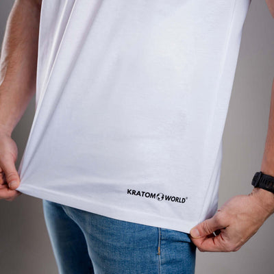 Pánské tričko Kratom World s motivem Damn bro go buy kratom – originální merch pro milovníky kratomu a fanoušky značky Kratom World, stylový streetwear design s výrazným potiskem, pohodlné tričko pro každodenní nošení, ideální do města, na eventy i jako sběratelský kousek pro komunitu kolem kratomu close up