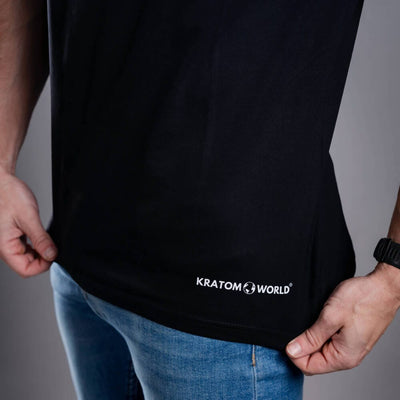 Pánské tričko Kratom World s motivem Damn bro go buy kratom – originální merch pro milovníky kratomu a fanoušky značky Kratom World, stylový streetwear design s výrazným potiskem, pohodlné tričko pro každodenní nošení, ideální do města, na eventy i jako sběratelský kousek pro komunitu kolem kratomu close up-black