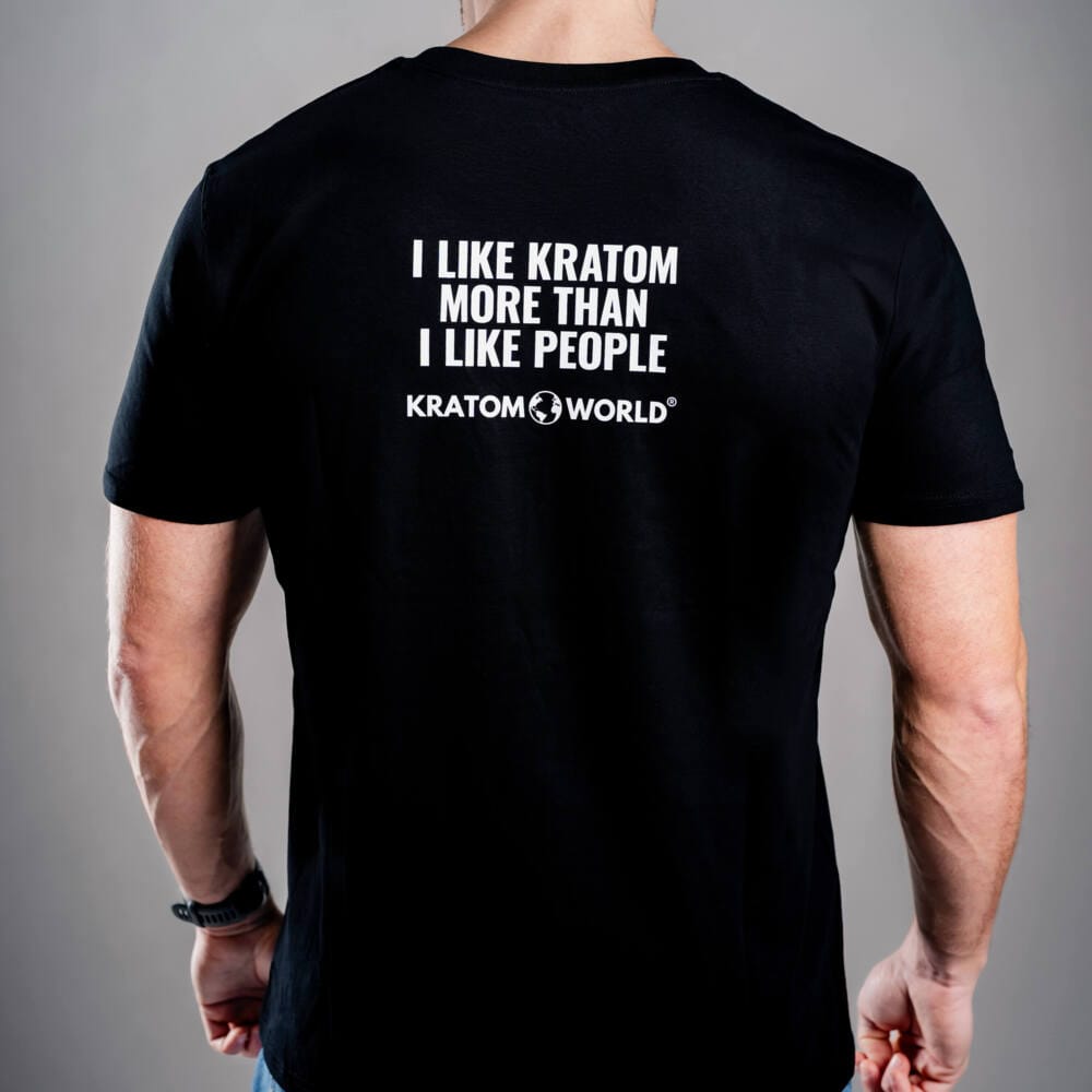 Pánské tričko Kratom World s motivem I like Kratom more than I like people.“ – originální merch pro milovníky kratomu a fanoušky značky Kratom World, stylový streetwear design s výrazným potiskem, pohodlné tričko pro každodenní nošení, ideální do města, na eventy i jako sběratelský kousek pro komunitu kolem kratomu back-black