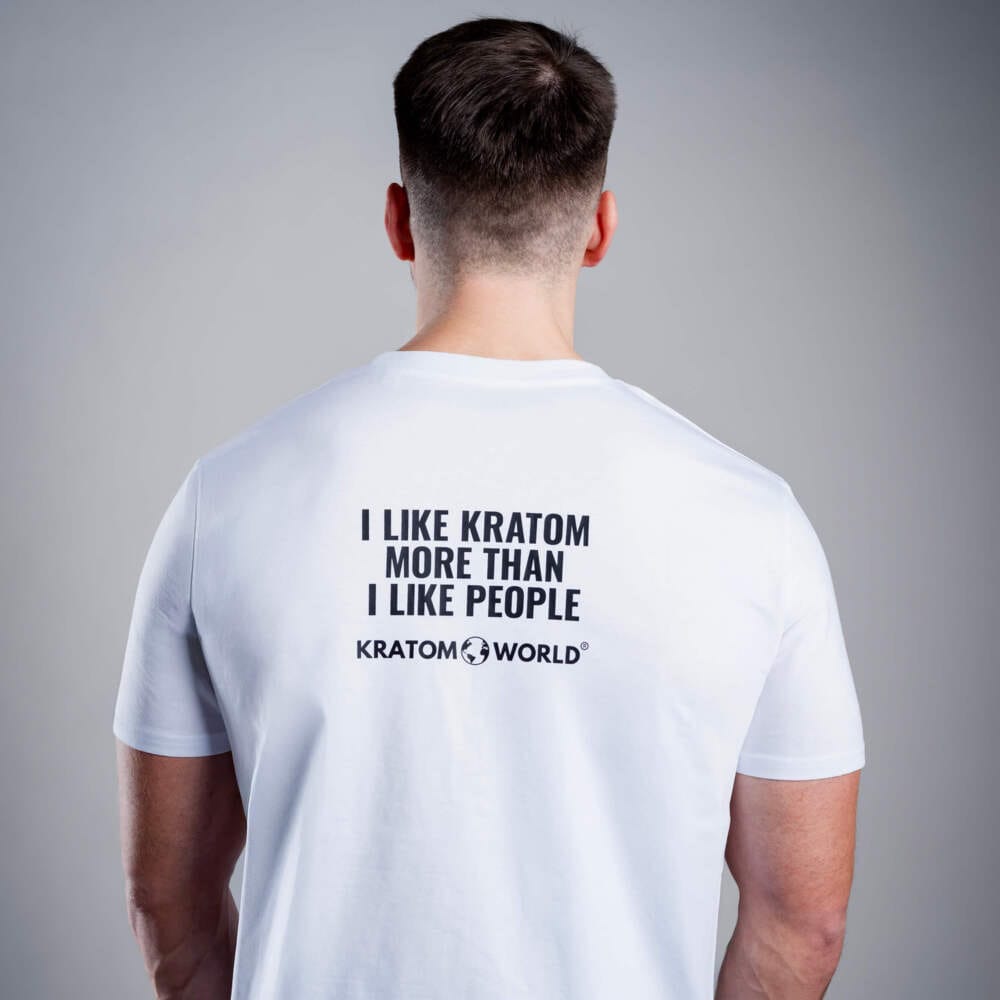 Pánské tričko Kratom World s motivem I like Kratom more than I like people.“ – originální merch pro milovníky kratomu a fanoušky značky Kratom World, stylový streetwear design s výrazným potiskem, pohodlné tričko pro každodenní nošení, ideální do města, na eventy i jako sběratelský kousek pro komunitu kolem kratomu back