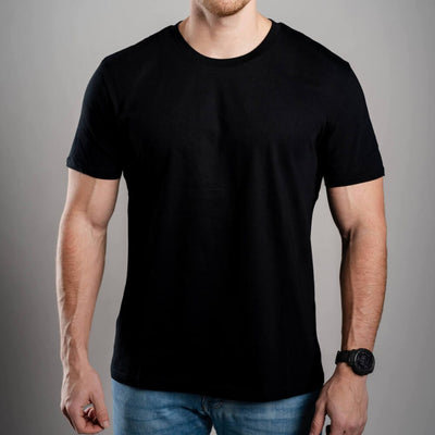 Pánské tričko Kratom World s motivem I like Kratom more than I like people.“ – originální merch pro milovníky kratomu a fanoušky značky Kratom World, stylový streetwear design s výrazným potiskem, pohodlné tričko pro každodenní nošení, ideální do města, na eventy i jako sběratelský kousek pro komunitu kolem kratomu-black