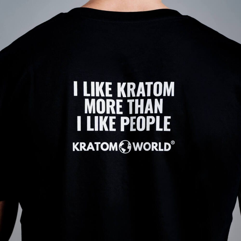 Pánské tričko Kratom World s motivem I like Kratom more than I like people.“ – originální merch pro milovníky kratomu a fanoušky značky Kratom World, stylový streetwear design s výrazným potiskem, pohodlné tričko pro každodenní nošení, ideální do města, na eventy i jako sběratelský kousek pro komunitu kolem kratomu close up-black