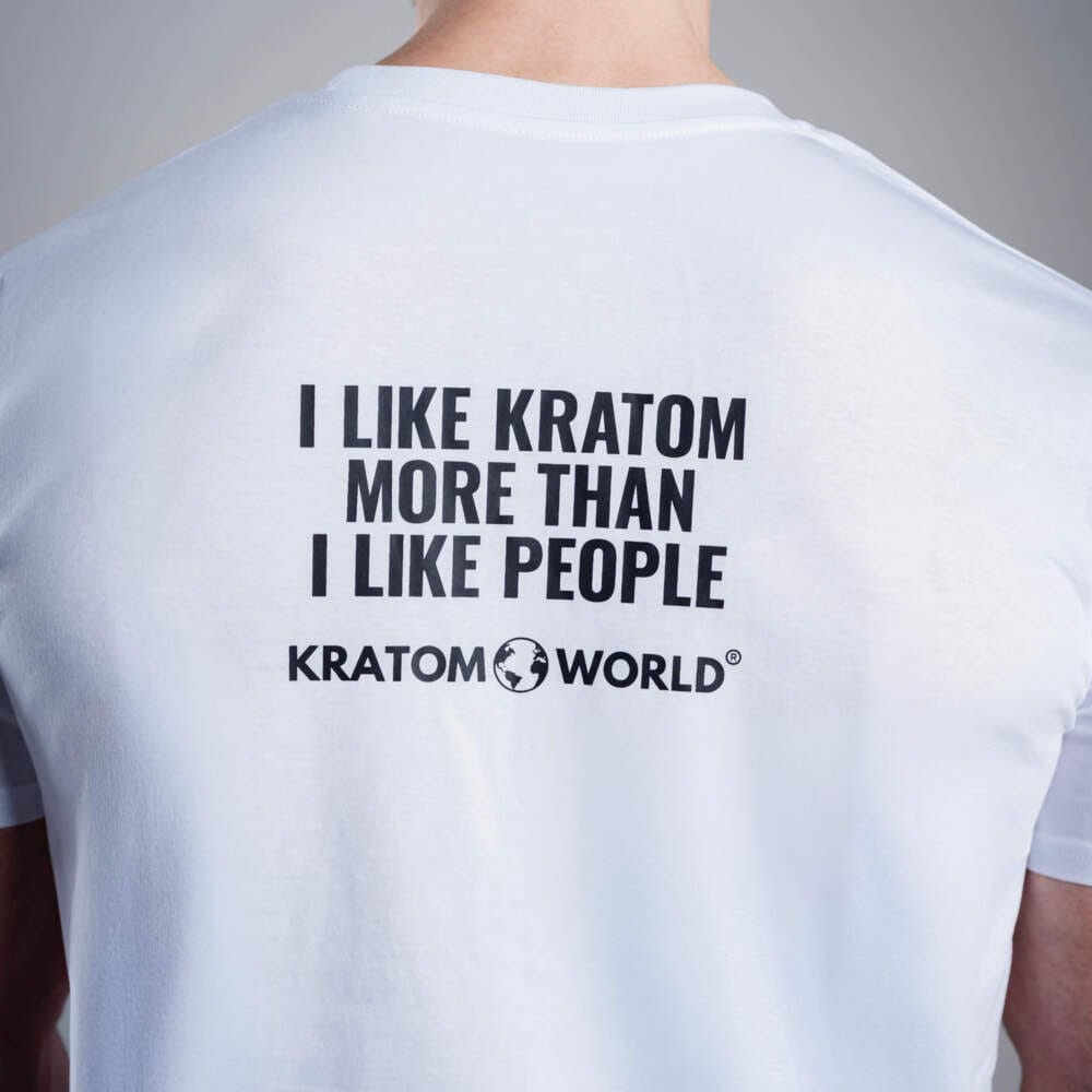Pánské tričko Kratom World s motivem I like Kratom more than I like people.“ – originální merch pro milovníky kratomu a fanoušky značky Kratom World, stylový streetwear design s výrazným potiskem, pohodlné tričko pro každodenní nošení, ideální do města, na eventy i jako sběratelský kousek pro komunitu kolem kratomu close up