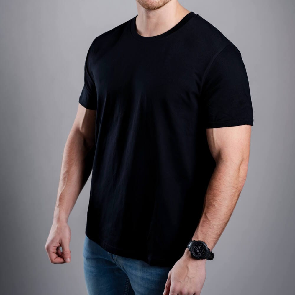 Pánské tričko Kratom World s motivem I like Kratom more than I like people.“ – originální merch pro milovníky kratomu a fanoušky značky Kratom World, stylový streetwear design s výrazným potiskem, pohodlné tričko pro každodenní nošení, ideální do města, na eventy i jako sběratelský kousek pro komunitu kolem kratomu logo detail-black