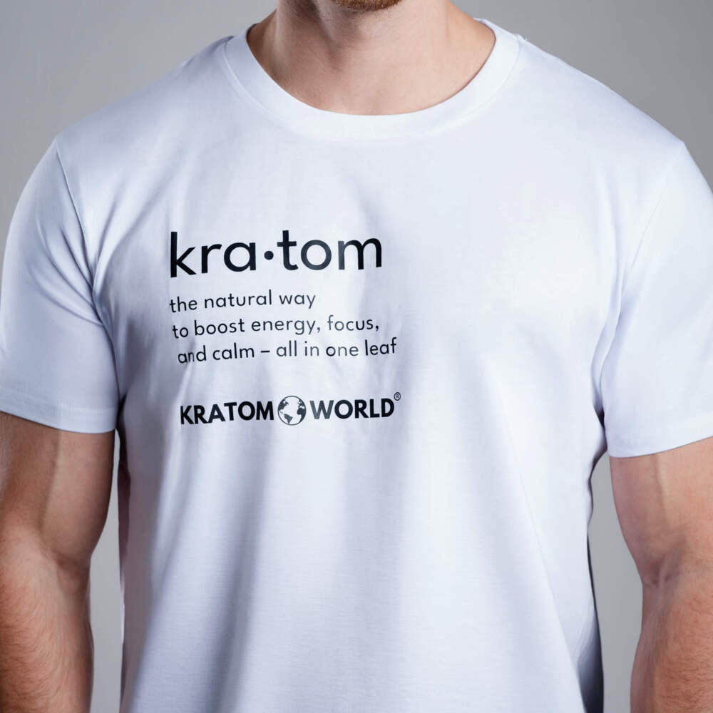 Pánské tričko Kratom World s motivem „Kratom – The Natural Way.“ – originální merch pro milovníky kratomu a fanoušky značky Kratom World, stylový streetwear design s výrazným potiskem, pohodlné tričko pro každodenní nošení, ideální do města, na eventy i jako sběratelský kousek pro komunitu kolem kratomu close up