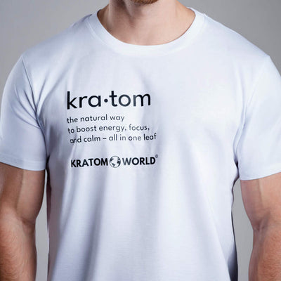 Pánské tričko Kratom World s motivem „Kratom – The Natural Way.“ – originální merch pro milovníky kratomu a fanoušky značky Kratom World, stylový streetwear design s výrazným potiskem, pohodlné tričko pro každodenní nošení, ideální do města, na eventy i jako sběratelský kousek pro komunitu kolem kratomu close up